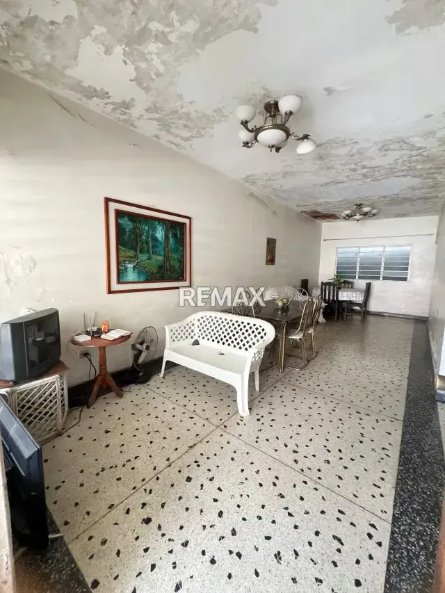 Casa Comercial para remodelar – Av. Principal La Cooperativa - 5