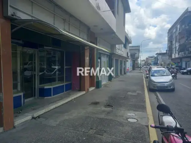 En Alquiler Local Comercial, a pie de calle, con vitrinas de exhibición y puertas panorámicas llamativas y funcionales .