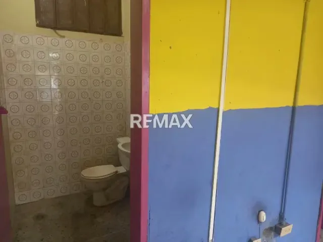 En Alquiler Local Comercial, a pie de calle, con vitrinas de exhibición y puertas panorámicas llamativas y funcionales . - 11