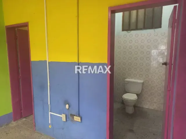 En Alquiler Local Comercial, a pie de calle, con vitrinas de exhibición y puertas panorámicas llamativas y funcionales . - 12