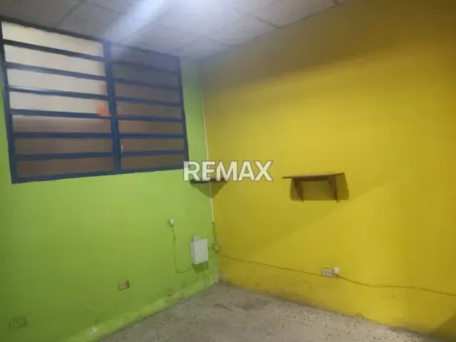 En Alquiler Local Comercial, a pie de calle, con vitrinas de exhibición y puertas panorámicas llamativas y funcionales . - 14