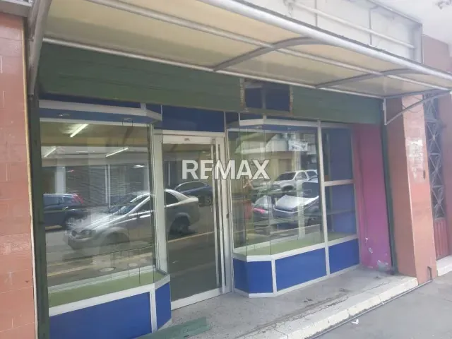 En Alquiler Local Comercial, a pie de calle, con vitrinas de exhibición y puertas panorámicas llamativas y funcionales . - 15