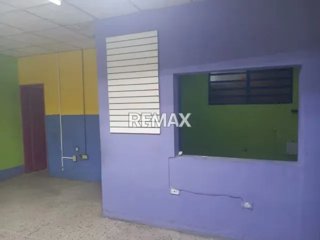 En Alquiler Local Comercial, a pie de calle, con vitrinas de exhibición y puertas panorámicas llamativas y funcionales . - 16
