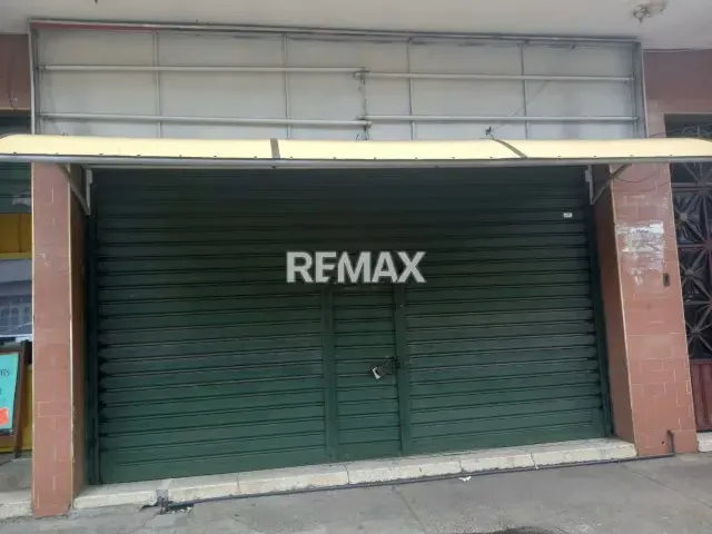 En Alquiler Local Comercial, a pie de calle, con vitrinas de exhibición y puertas panorámicas llamativas y funcionales . - 17