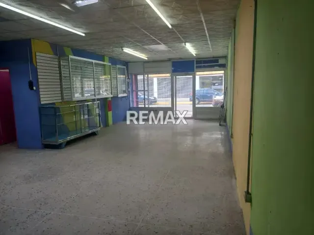 En Alquiler Local Comercial, a pie de calle, con vitrinas de exhibición y puertas panorámicas llamativas y funcionales . - 4