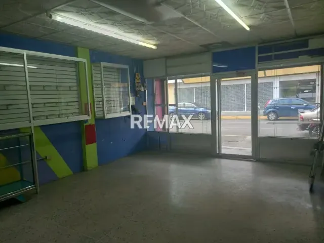 En Alquiler Local Comercial, a pie de calle, con vitrinas de exhibición y puertas panorámicas llamativas y funcionales . - 5