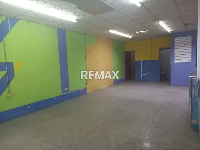 En Alquiler Local Comercial, a pie de calle, con vitrinas de exhibición y puertas panorámicas llamativas y funcionales . - 7