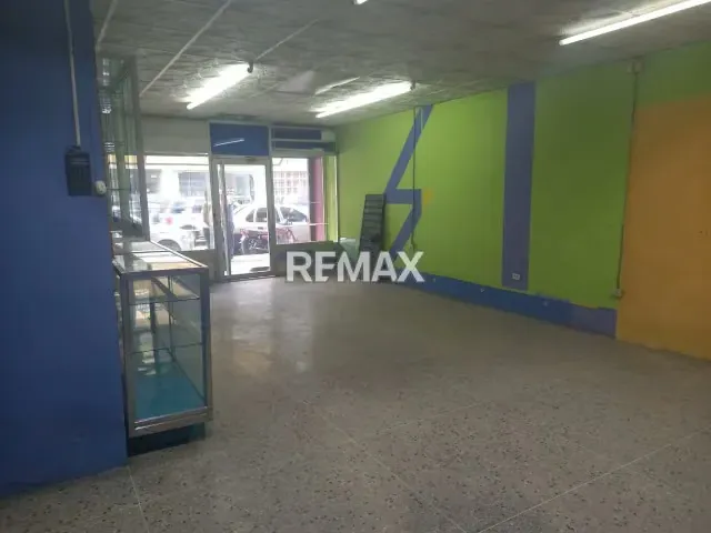 En Alquiler Local Comercial, a pie de calle, con vitrinas de exhibición y puertas panorámicas llamativas y funcionales . - 9