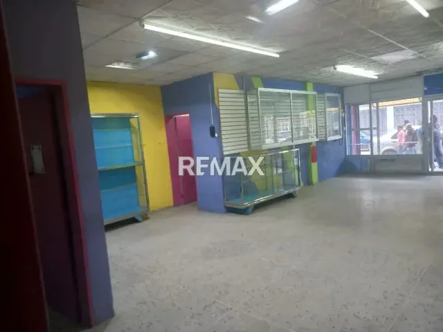 En Alquiler Local Comercial, a pie de calle, con vitrinas de exhibición y puertas panorámicas llamativas y funcionales . - 10