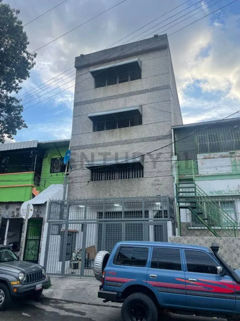 En Alquiler: Edificio Comercial e Industrial en El Cementerio
