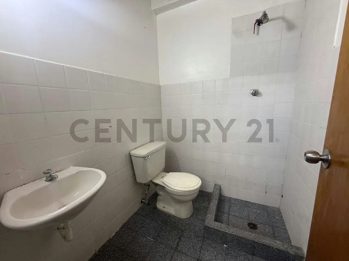 En Alquiler: Edificio Comercial e Industrial en El Cementerio - 4