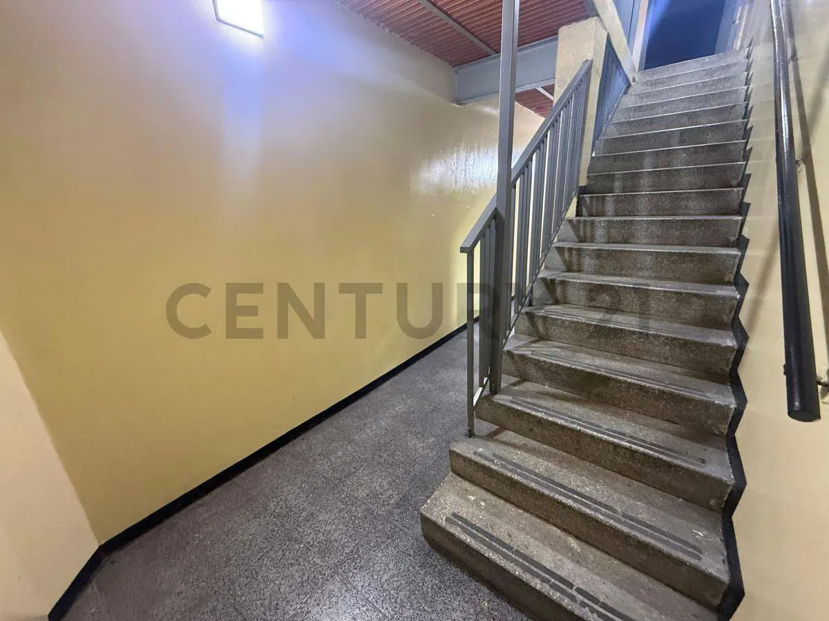 En Alquiler: Edificio Comercial e Industrial en El Cementerio - 5