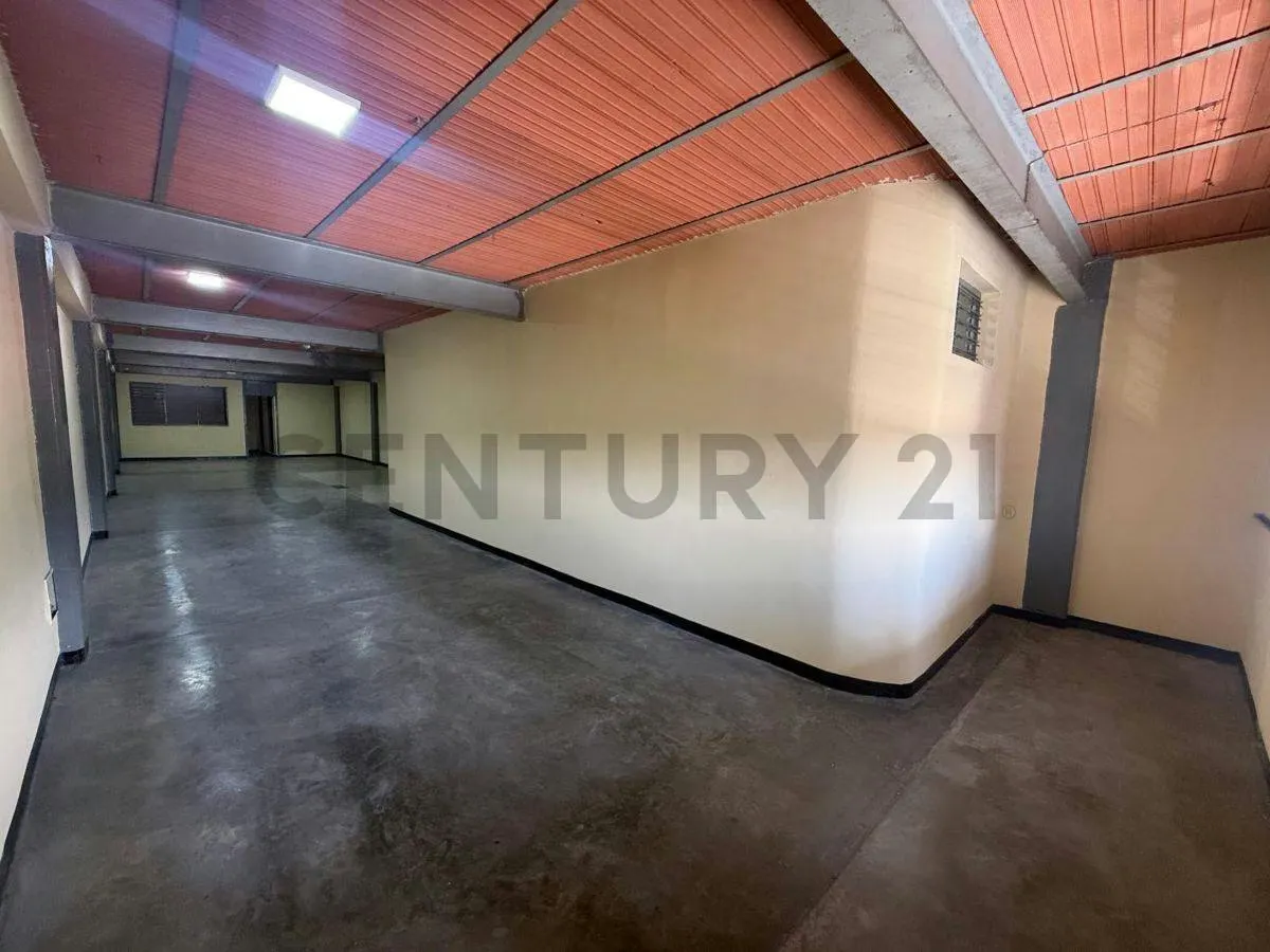 En Alquiler: Edificio Comercial e Industrial en El Cementerio - 10