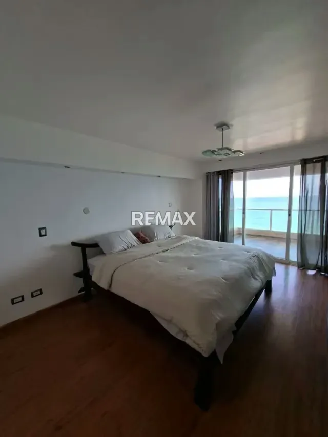 APARTAMENTO EN PLAYA MORENO CON VISTA Y SALIDA AL MAR - 11