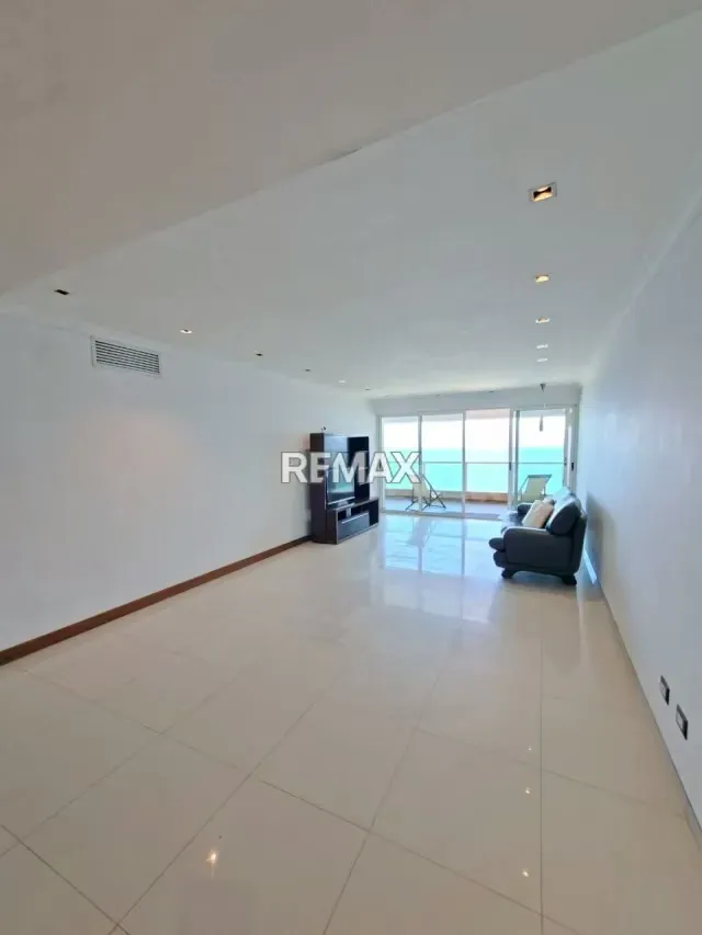 APARTAMENTO EN PLAYA MORENO CON VISTA Y SALIDA AL MAR - 5