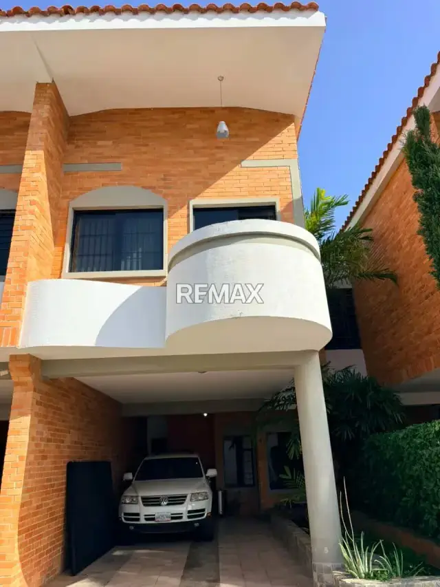 EN VENTA TOWNHOUSE EN PARQUE TRIGAL (TRIGAL CENTRO)