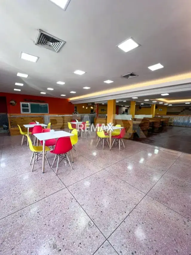 En venta local comercial equipado para restaurante en la Urbanización San Francisco