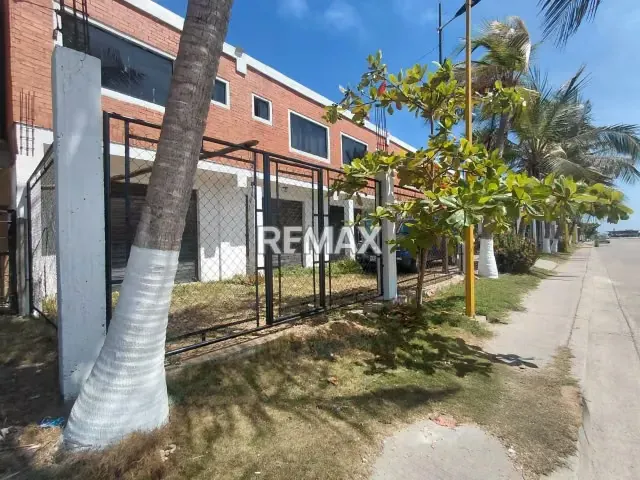 Vende: Oportunidad Premium de Inversión Frente al Mar | Complejo Mixto de 872 m² en el malecón Chichiriviche. - 2