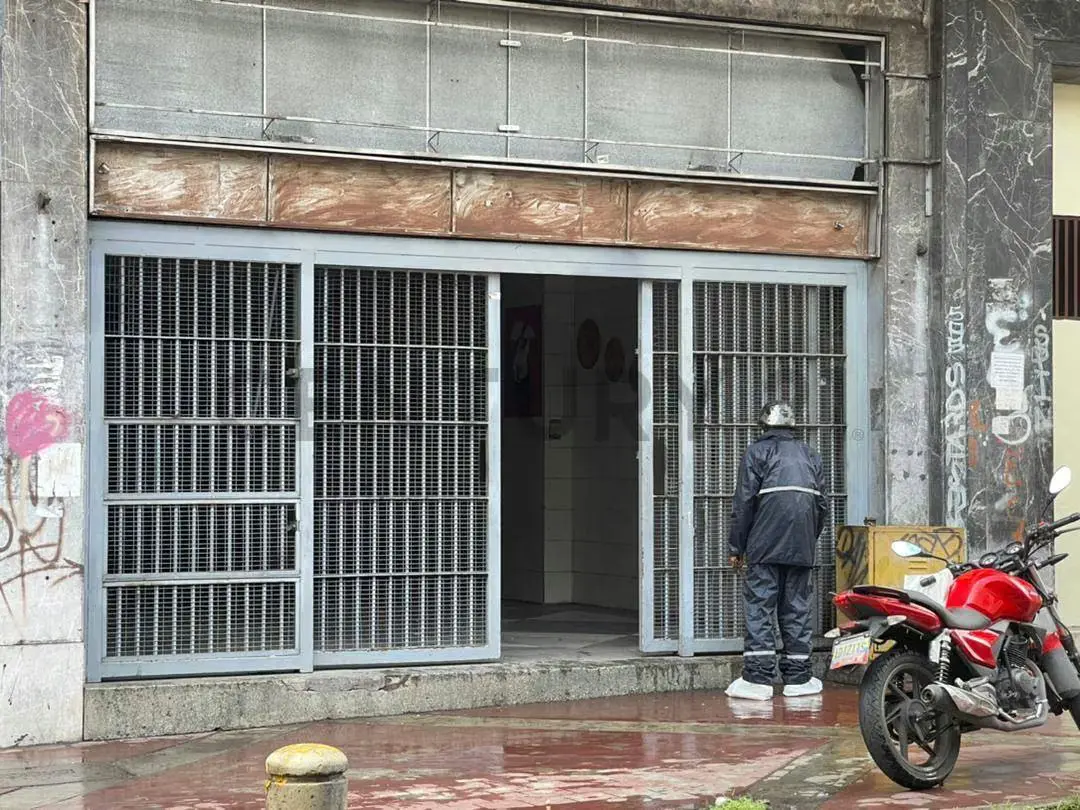 Venta local comercial Av Urdaneta a una cuadra - 2
