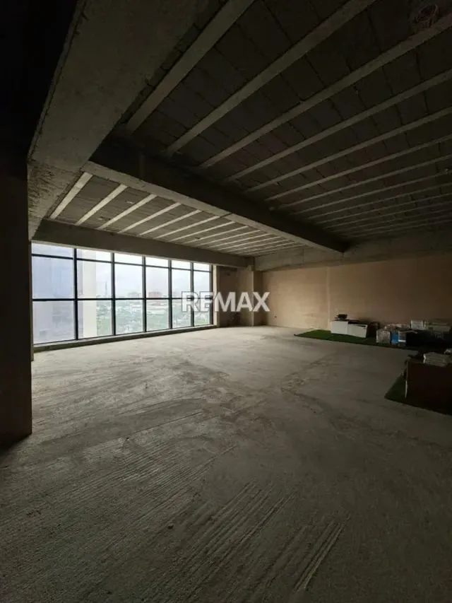 Oficina en venta En la Torre financiera de Lara Obra gris 100.5mts - 2