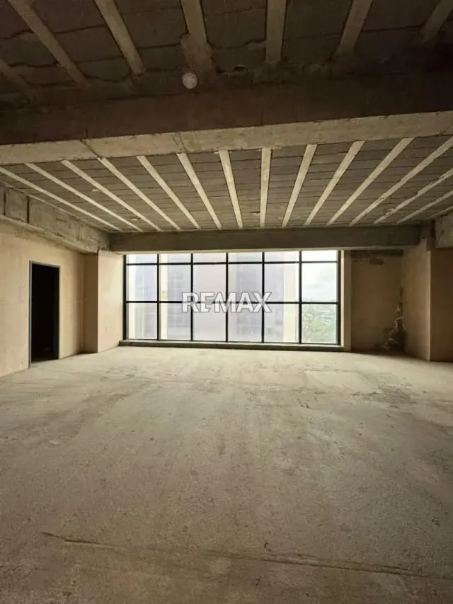 Oficina en venta En la Torre financiera de Lara Obra gris 100.5mts - 3