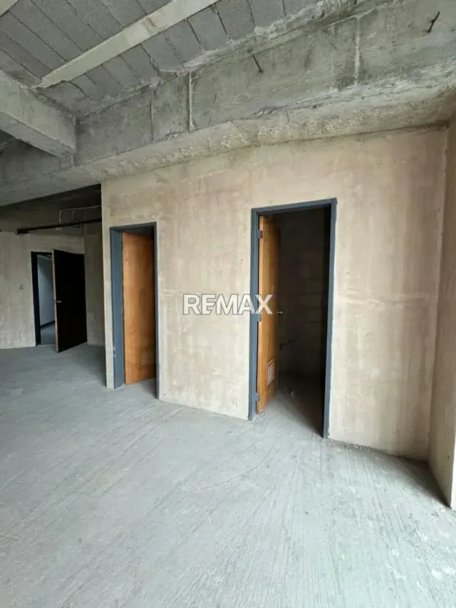 Oficina en venta En la Torre financiera de Lara Obra gris 100.5mts - 4