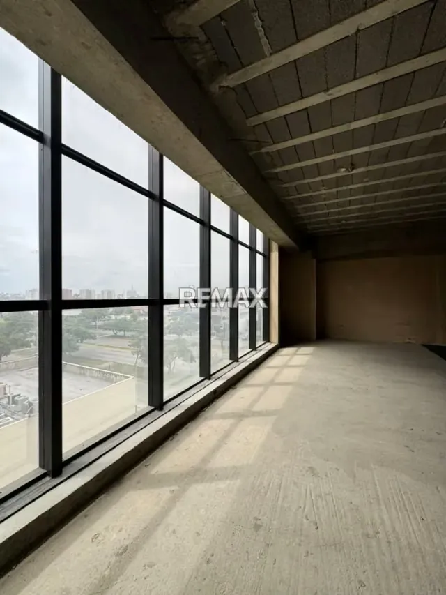Oficina en venta En la Torre financiera de Lara Obra gris 100.5mts - 6