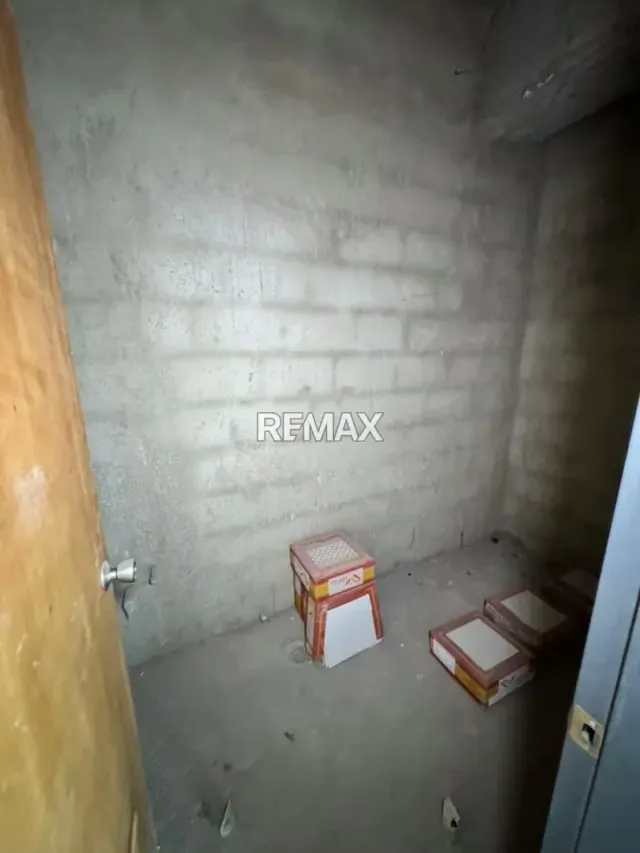 Oficina en venta En la Torre financiera de Lara Obra gris 100.5mts - 7