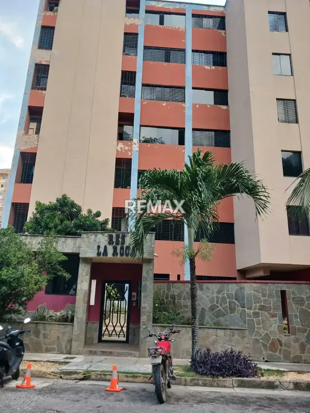 Apto en Venta Urb. Las Chimeneas Res. La Roca