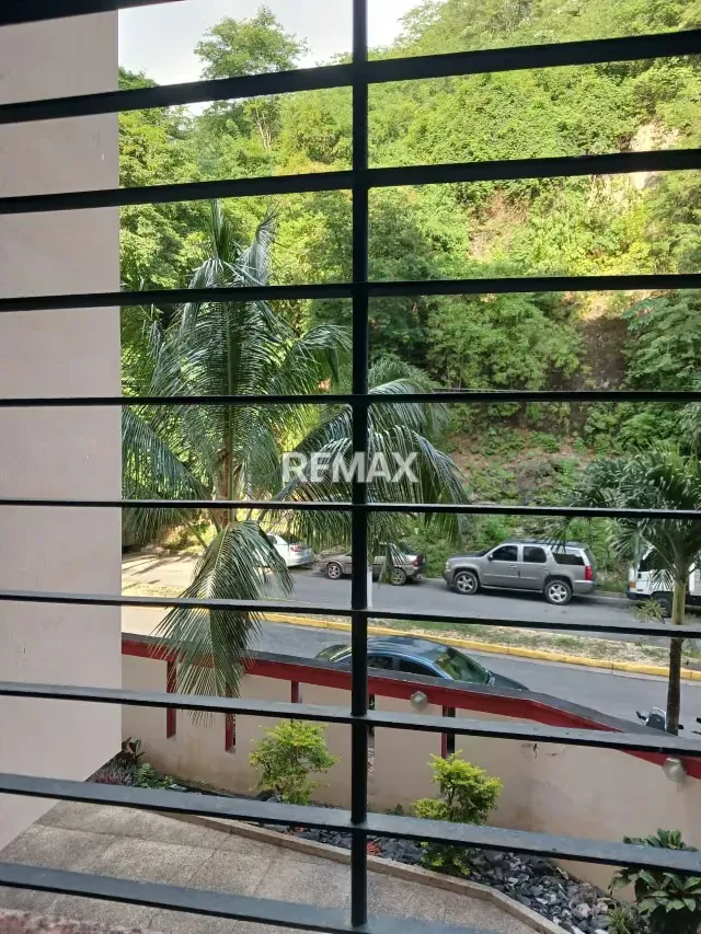 Apto en Venta Urb. Las Chimeneas Res. La Roca - 10