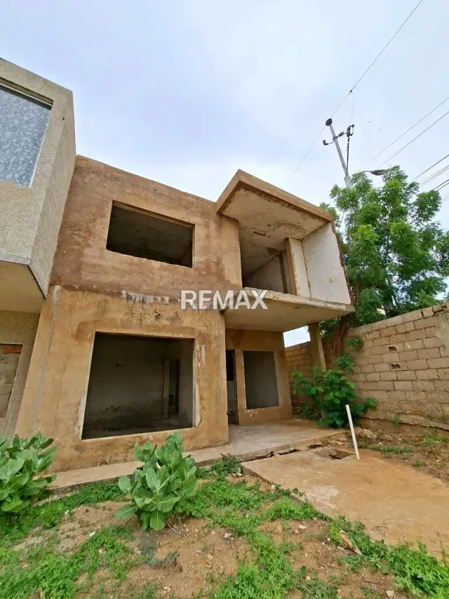 Thowhouse en Gris en Urbanización Lago Mar Beach