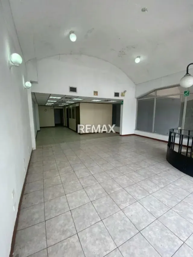 LOCAL COMERCIAL UBICADO EN C.C. PACIFICO AV. BOLIVAR - 3