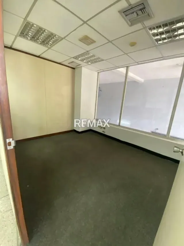 LOCAL COMERCIAL UBICADO EN C.C. PACIFICO AV. BOLIVAR - 8