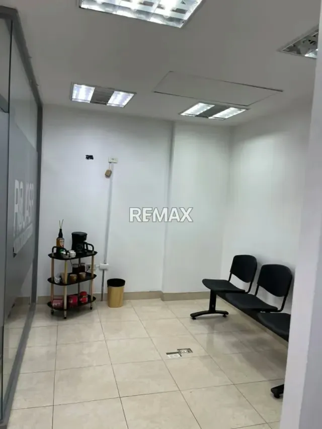 Se Vende Oficina en el Centro Comercial El Pinar - 2