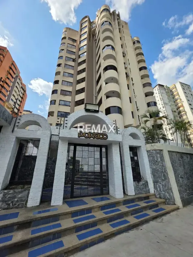 EN VENTA APARTAMENTO RES. EL PORTICO URB. LA TRIGALEÑA