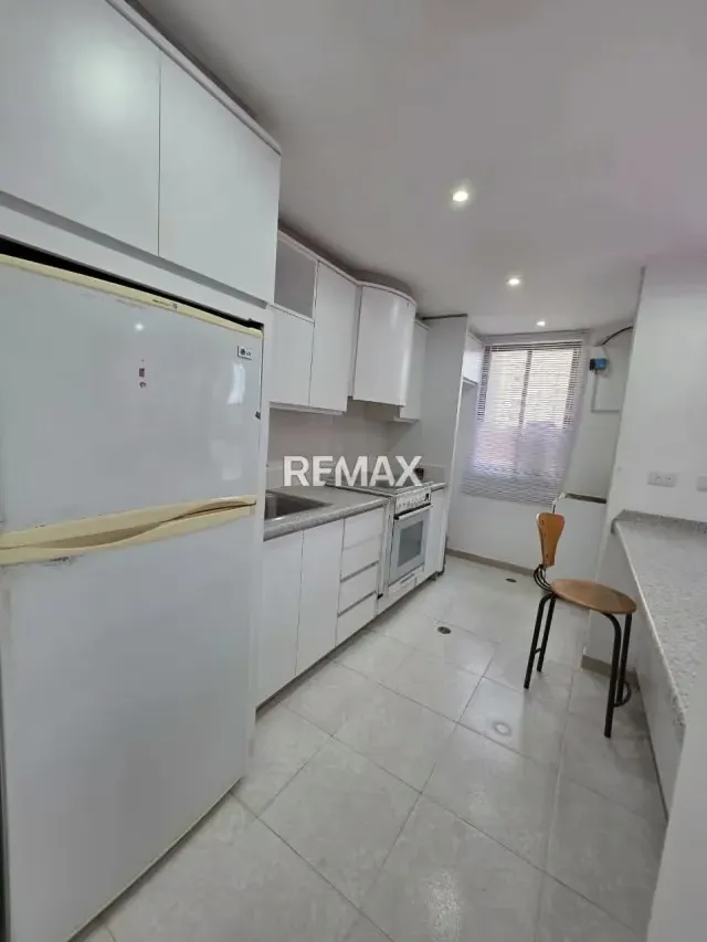 EN VENTA APARTAMENTO RES. EL PORTICO URB. LA TRIGALEÑA - 2