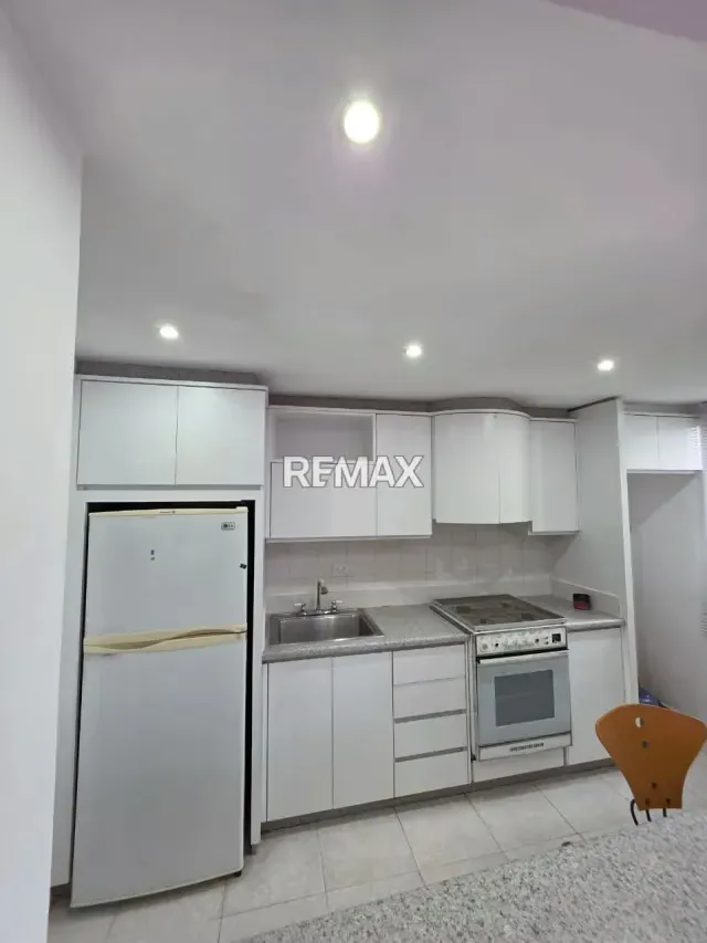 EN VENTA APARTAMENTO RES. EL PORTICO URB. LA TRIGALEÑA - 3