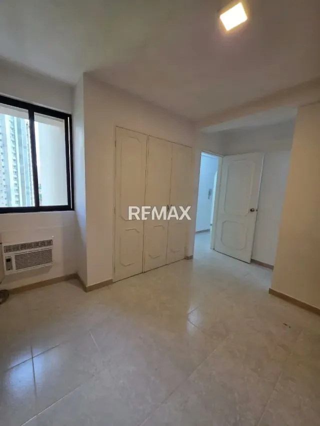 EN VENTA APARTAMENTO RES. EL PORTICO URB. LA TRIGALEÑA - 6