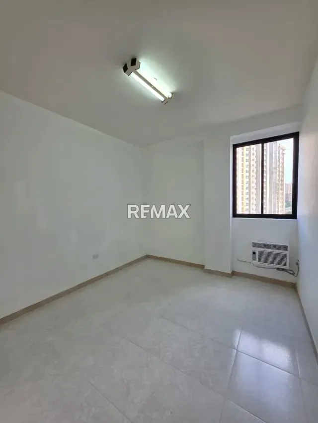EN VENTA APARTAMENTO RES. EL PORTICO URB. LA TRIGALEÑA - 8