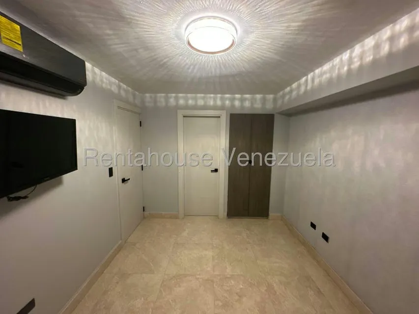 Apartamento (1 Nivel) en Alquiler en El Cigarral, Distrito Metropolitano - 33