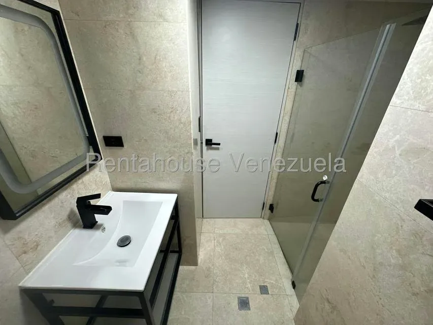 Apartamento (1 Nivel) en Alquiler en El Cigarral, Distrito Metropolitano - 37