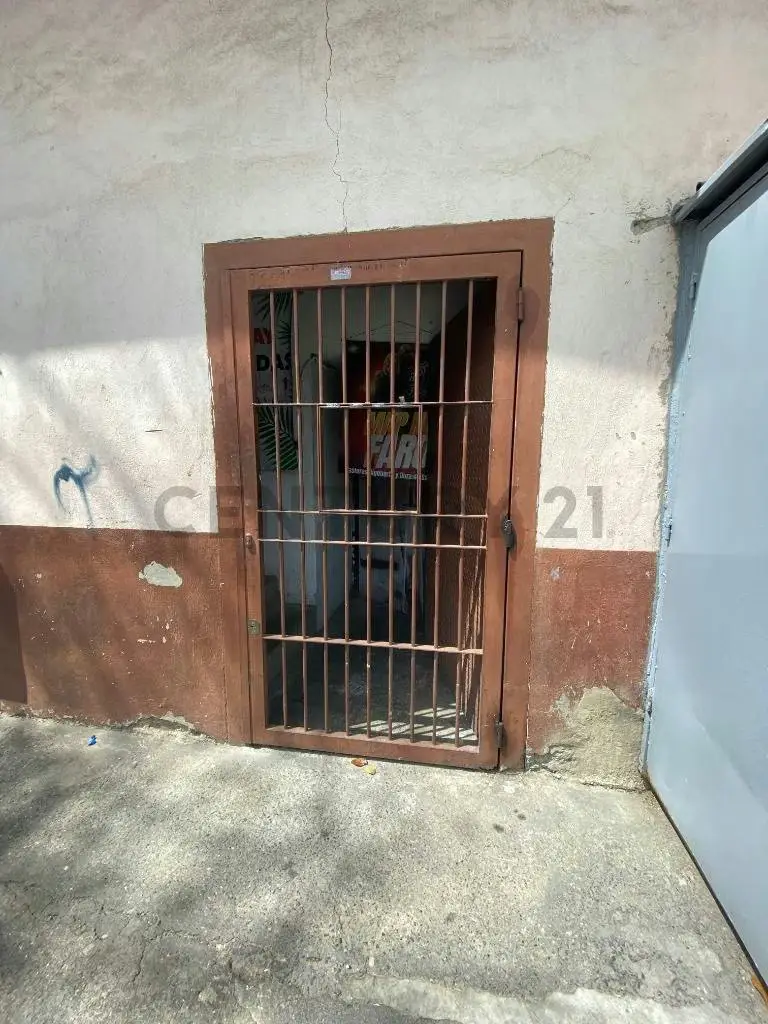 Se Alquila Amplio Galpón / Espacio Comercial en Obra Gris en Los Rosales