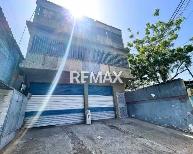 EDIFICIO CON LOCAL COMERCIAL Y APARTAMENTOS UBICADO EN LA CALLE LA PARALELA DE PORLAMAR, ISLA DE MARGARITA