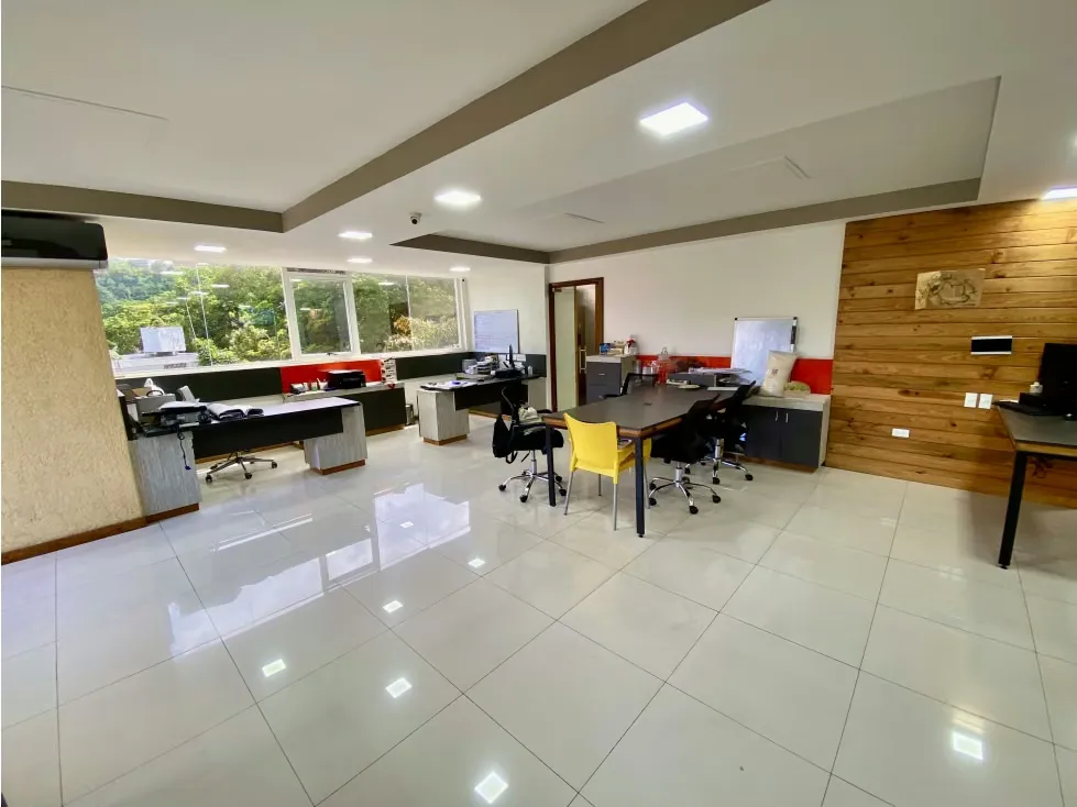 OFICINA o CENTRO GERENCIAL AV. PPAL LA GUAIRITA SANTA CLARA 144 M2