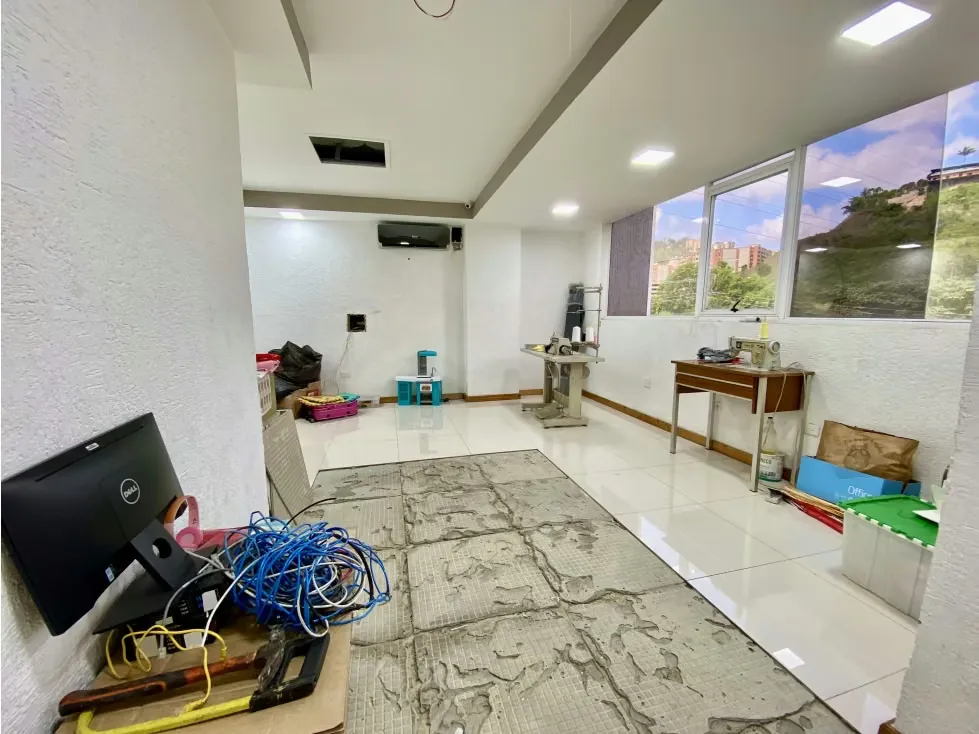 OFICINA o CENTRO GERENCIAL AV. PPAL LA GUAIRITA SANTA CLARA 144 M2 - 2