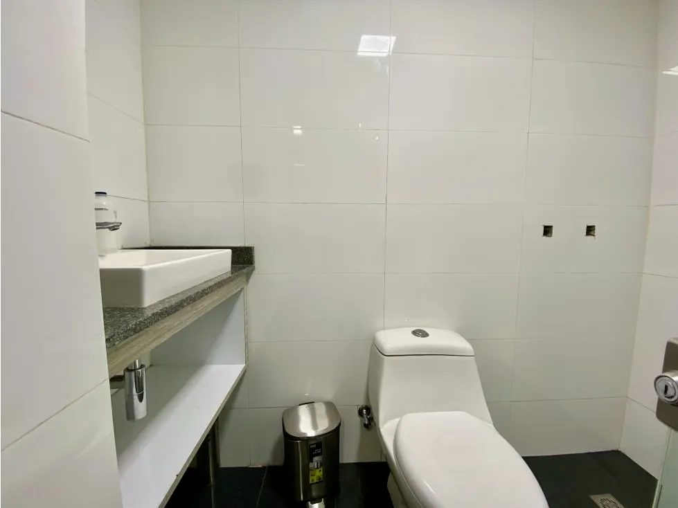 OFICINA o CENTRO GERENCIAL AV. PPAL LA GUAIRITA SANTA CLARA 144 M2 - 4