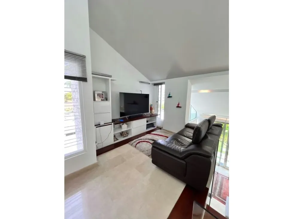 Se vende casa 365m2 Los Samanes 5725 - 9