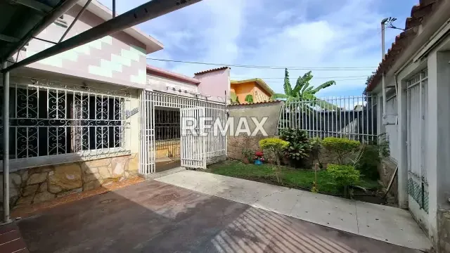 Casa en venta de 340 mts2 ubicada en la calle 14 con carrera 25 y 26 a pocos metros de la av. Venezuela. Cero corte de luz con anexo independiente