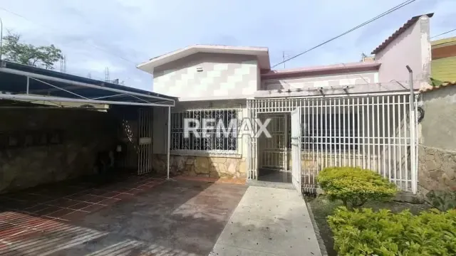 Casa en venta de 340 mts2 ubicada en la calle 14 con carrera 25 y 26 a pocos metros de la av. Venezuela. Cero corte de luz con anexo independiente - 2