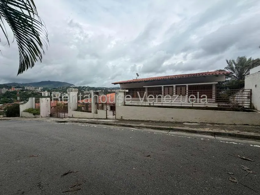 Casa (Multipes Niveles) en Venta en Prados del Este, Distrito Metropolitano